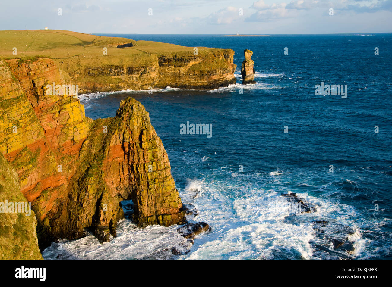Il ginocchio dello stack del mare e la porta Thirle arco di roccia a testa Duncansby, Caithness in Scozia, Regno Unito Foto Stock