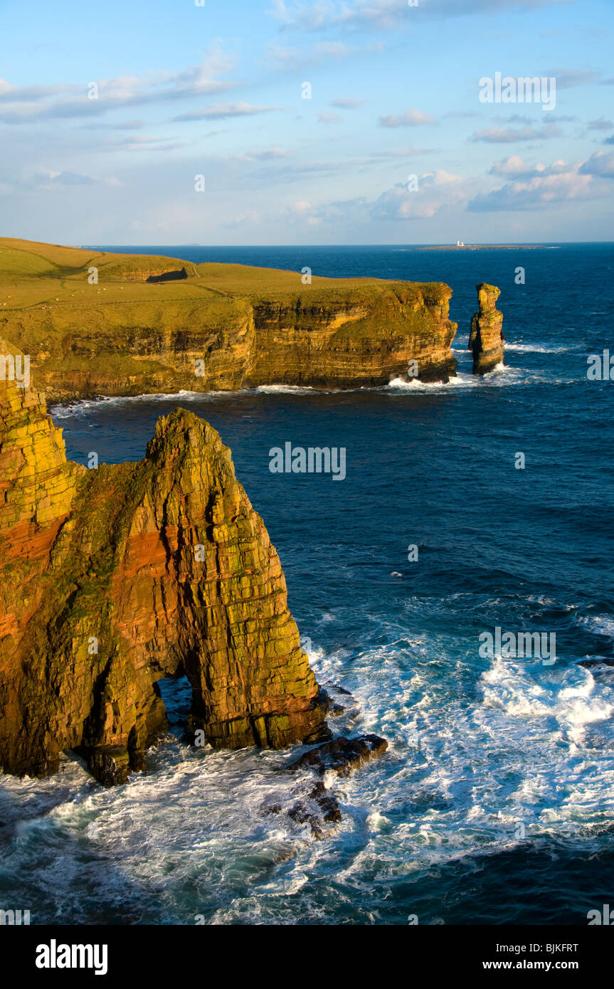 Il ginocchio dello stack del mare e la porta Thirle arco di roccia a testa Duncansby, Caithness in Scozia, Regno Unito Foto Stock