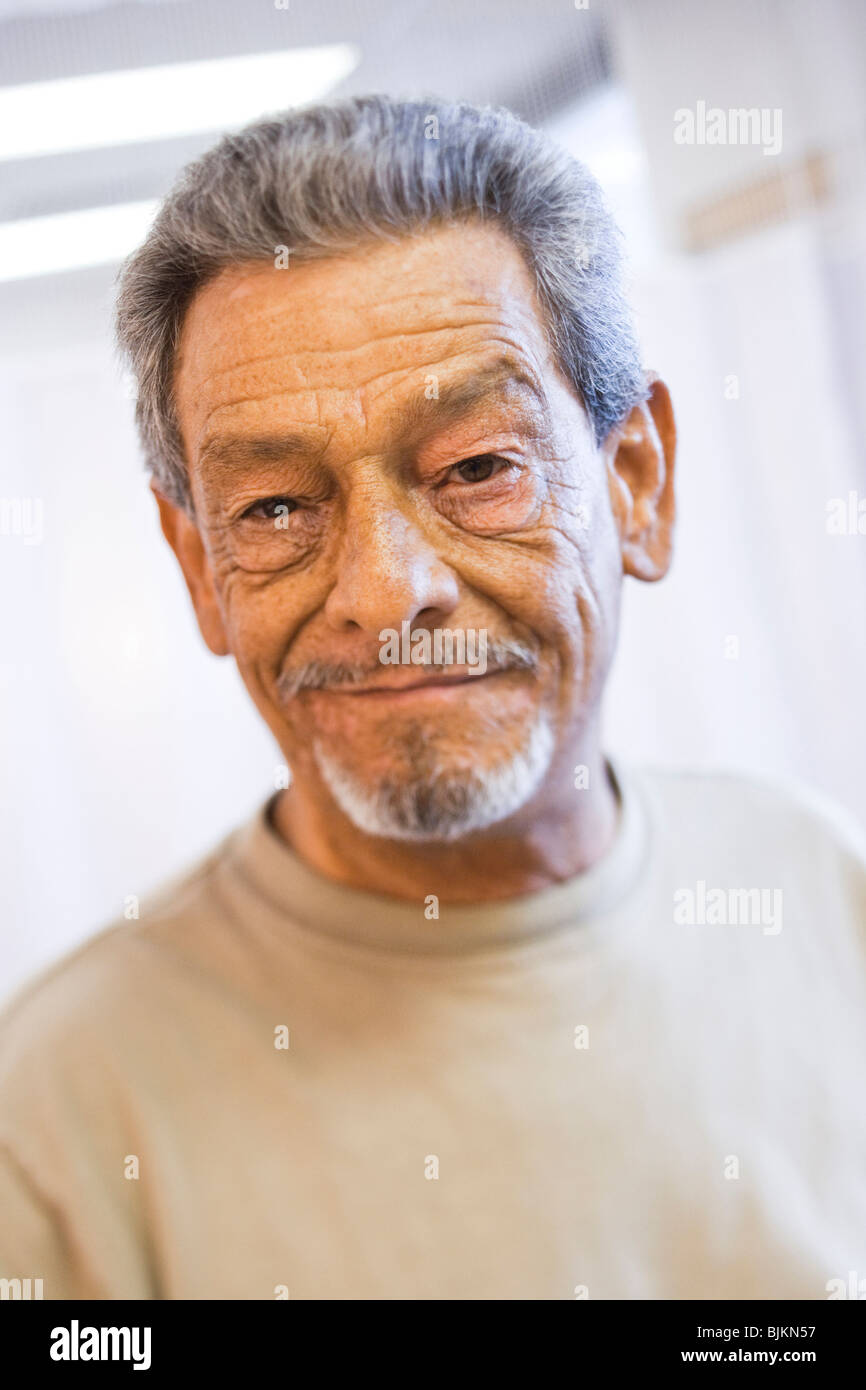Ritratto di un uomo maturo con pizzetto sorridente Foto Stock