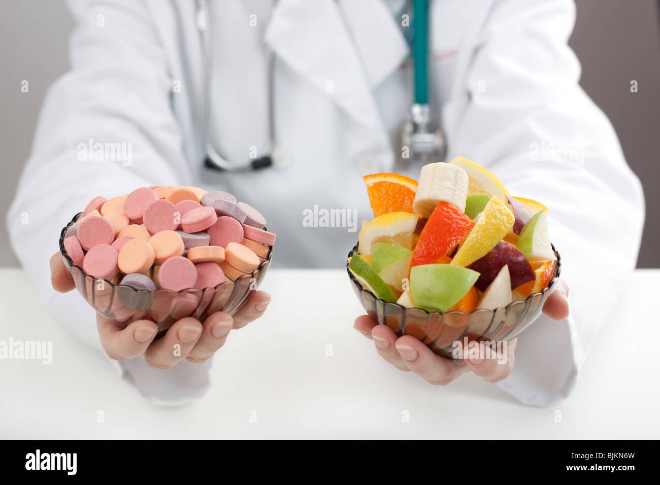 Medico di prescrivere chimica e vitamine naturali Foto Stock
