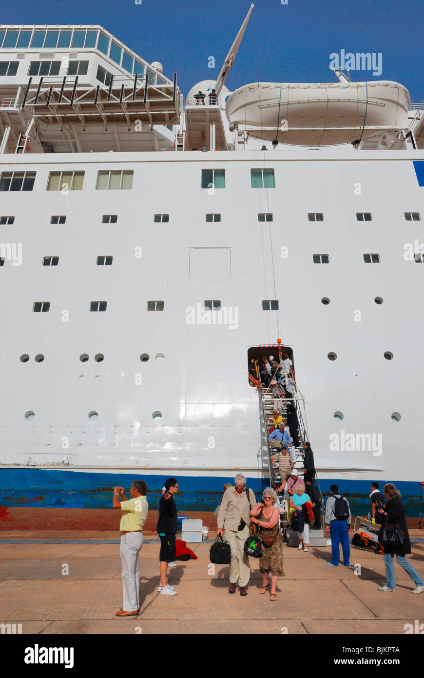 Elenco COSTA EUROPA nave da crociera dopo la caduta in banchina, evacuazione dei passeggeri, il molo di Sharm el Sheikh su 26 febr Foto Stock