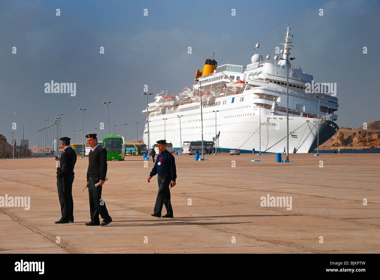 Elenco COSTA EUROPA nave da crociera dopo la caduta in banchina, egiziano funzionari in uniforme, il molo di Sharm el Sheikh il 26 feb. Foto Stock