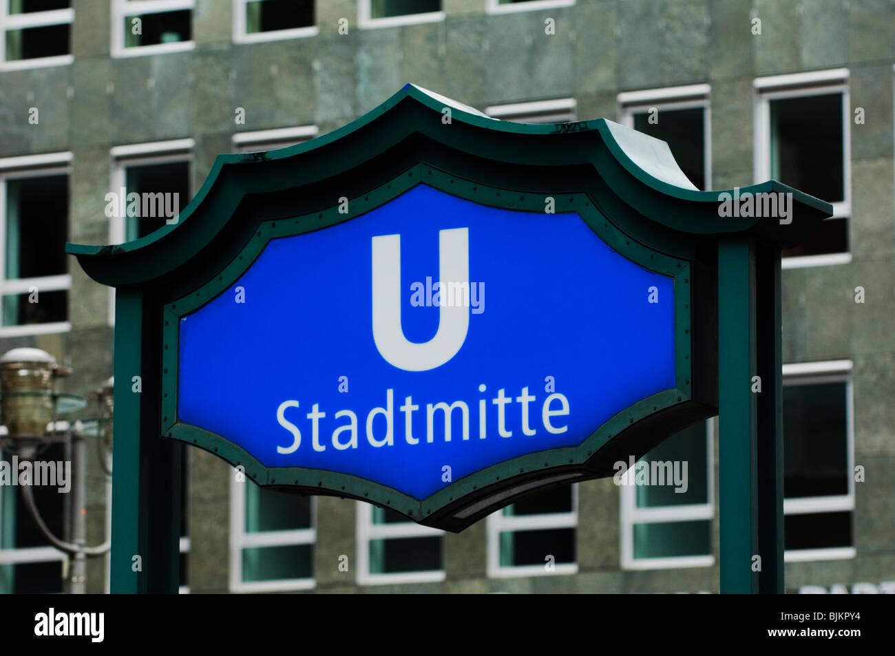 Primo piano della metropolitana Stadtmitte U Bahn stazione nel centro città di Berlino Germania Europa Foto Stock