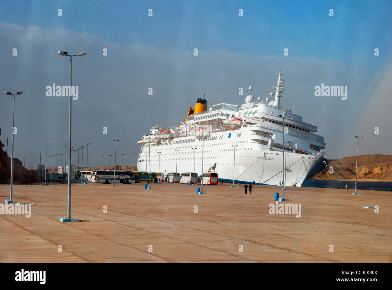 Elenco COSTA EUROPA nave da crociera dopo la caduta in banchina, il molo di Sharm el Sheikh il 26 febbraio 2010, l'Egitto, Africa Foto Stock