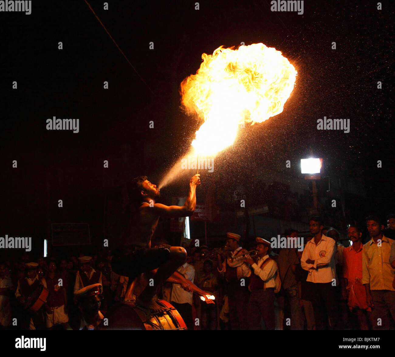 Mangiafuoco, fire-sfiatatoio, tempio festival Pulinkudi, Kerala, India, Asia Foto Stock