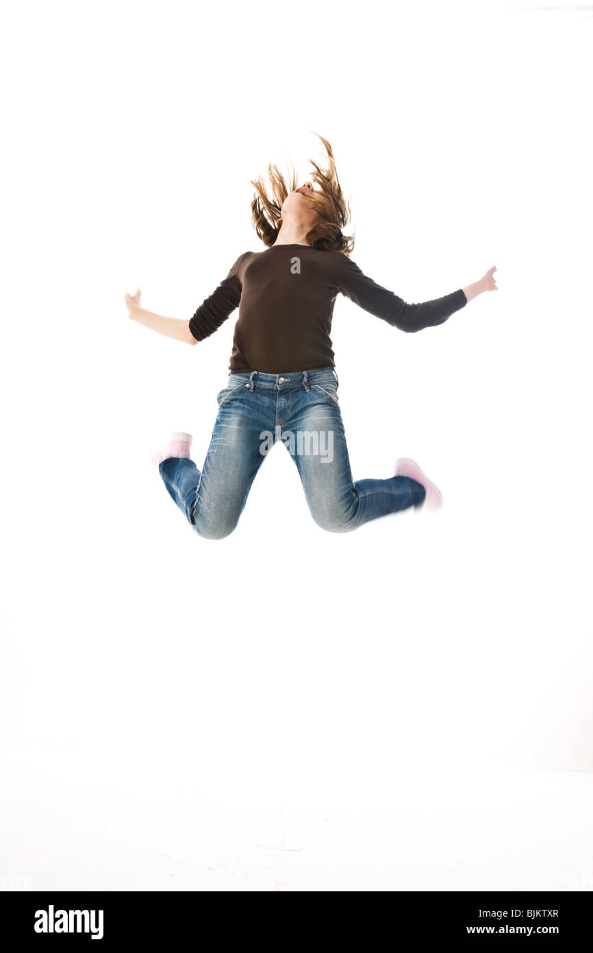 Una ragazza che saltava in aria Foto Stock