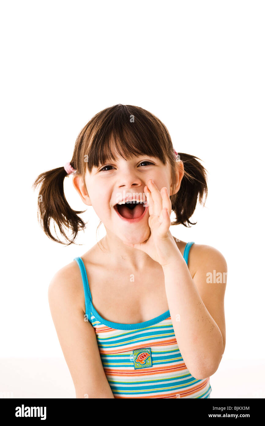 Sorridente bambina con pig-tail chiamando Foto Stock