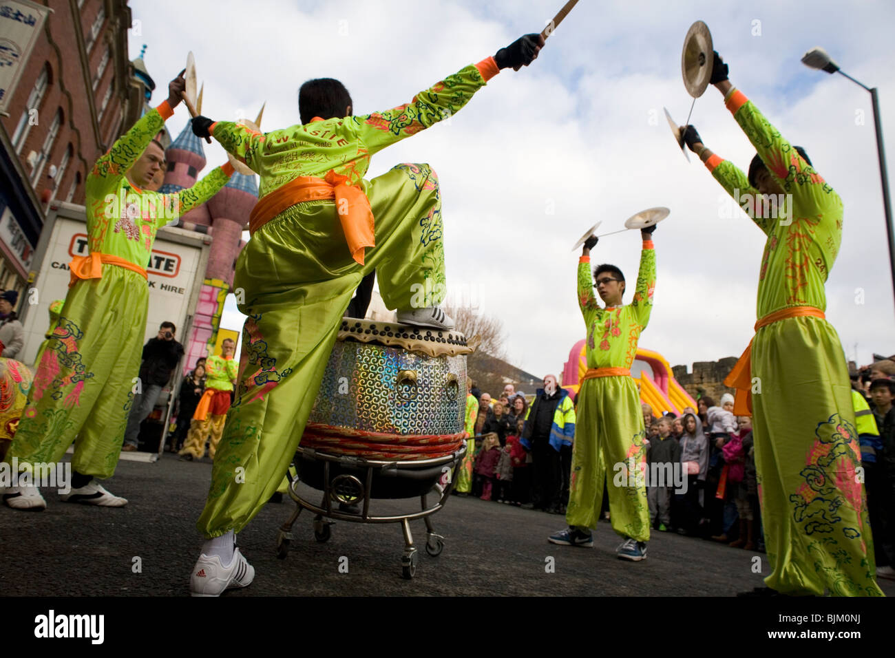 I percussionisti avviare il Capodanno cinese a Chinatown a Newcastle-upon-Tyne, Inghilterra. Foto Stock