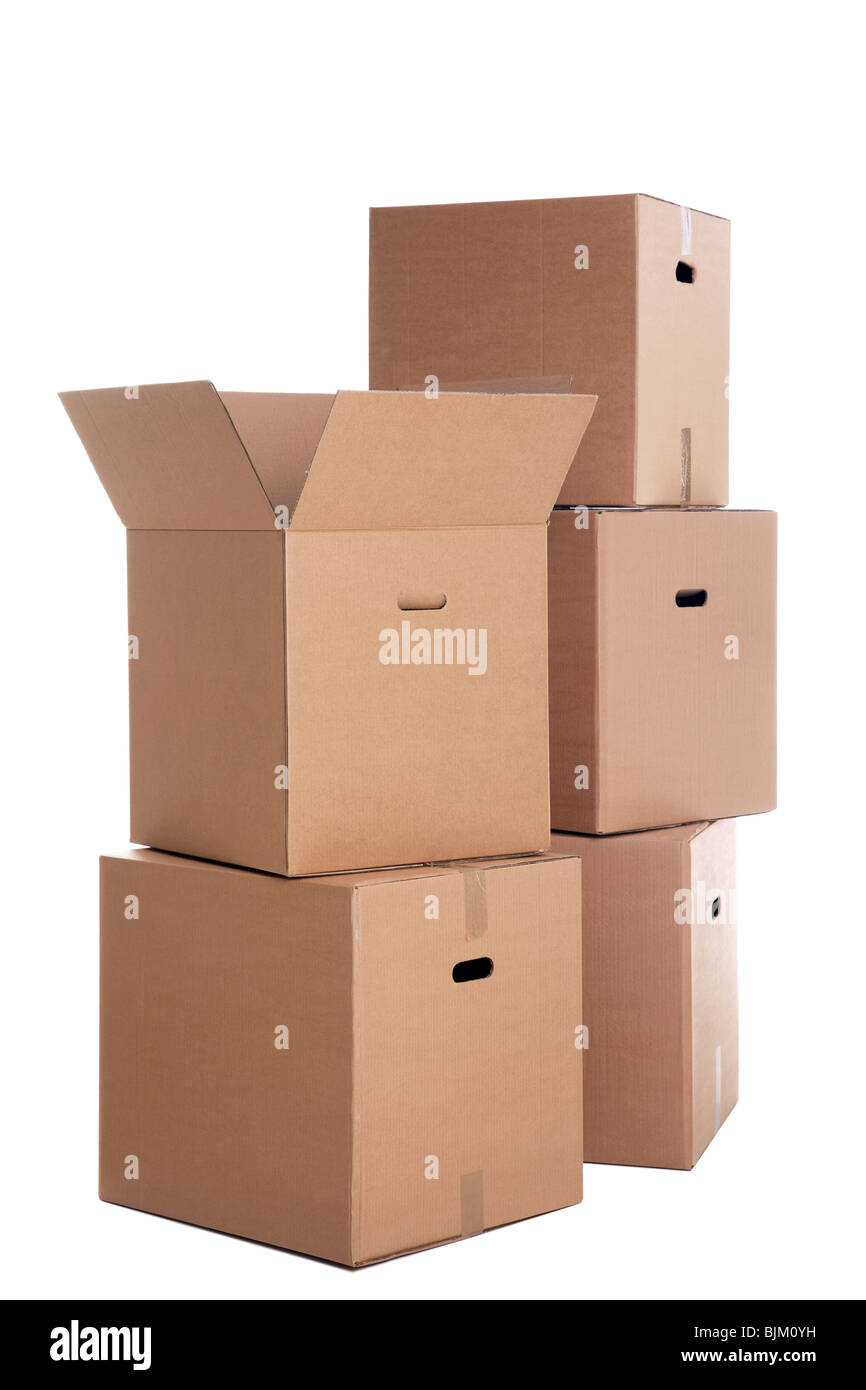 Una pila di scatole di cartone isolato su uno sfondo bianco. Foto Stock