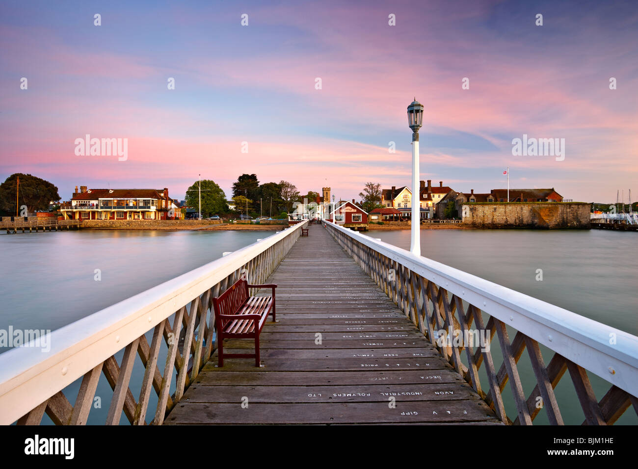 Il sorgere del sole su Yarmouth Pier. Isola di Wight, England, Regno Unito Foto Stock