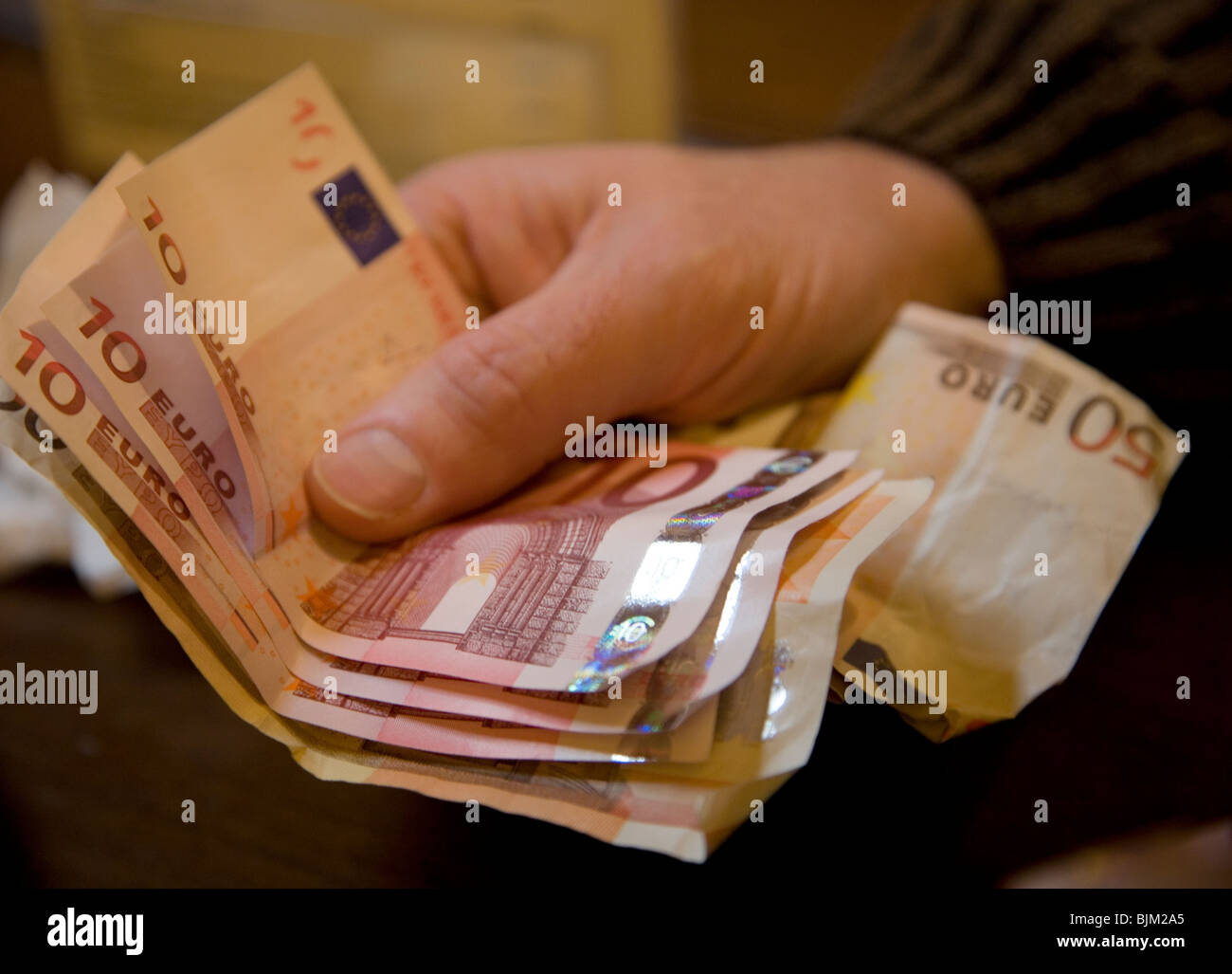 Close up di uomo con le banconote in euro Foto Stock