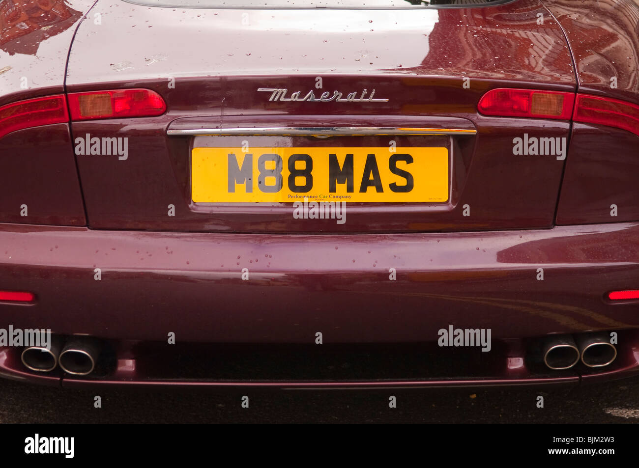 Il retro di una Maserati auto sportiva personalizzata con numero di targa nel Regno Unito Foto Stock