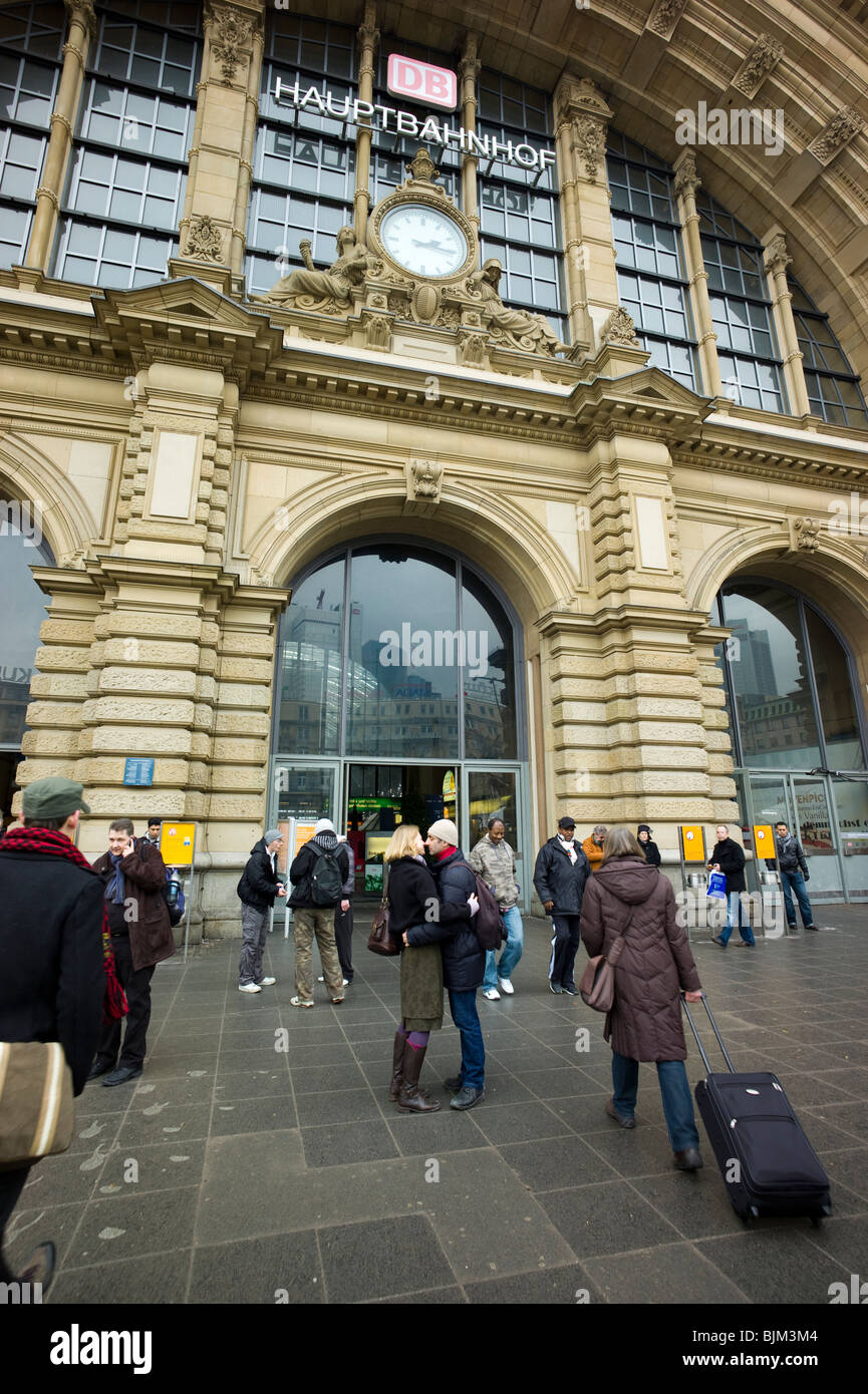 Persone con valige camminare nella stazione principale di Francoforte, Hesse, Germania. Foto Stock