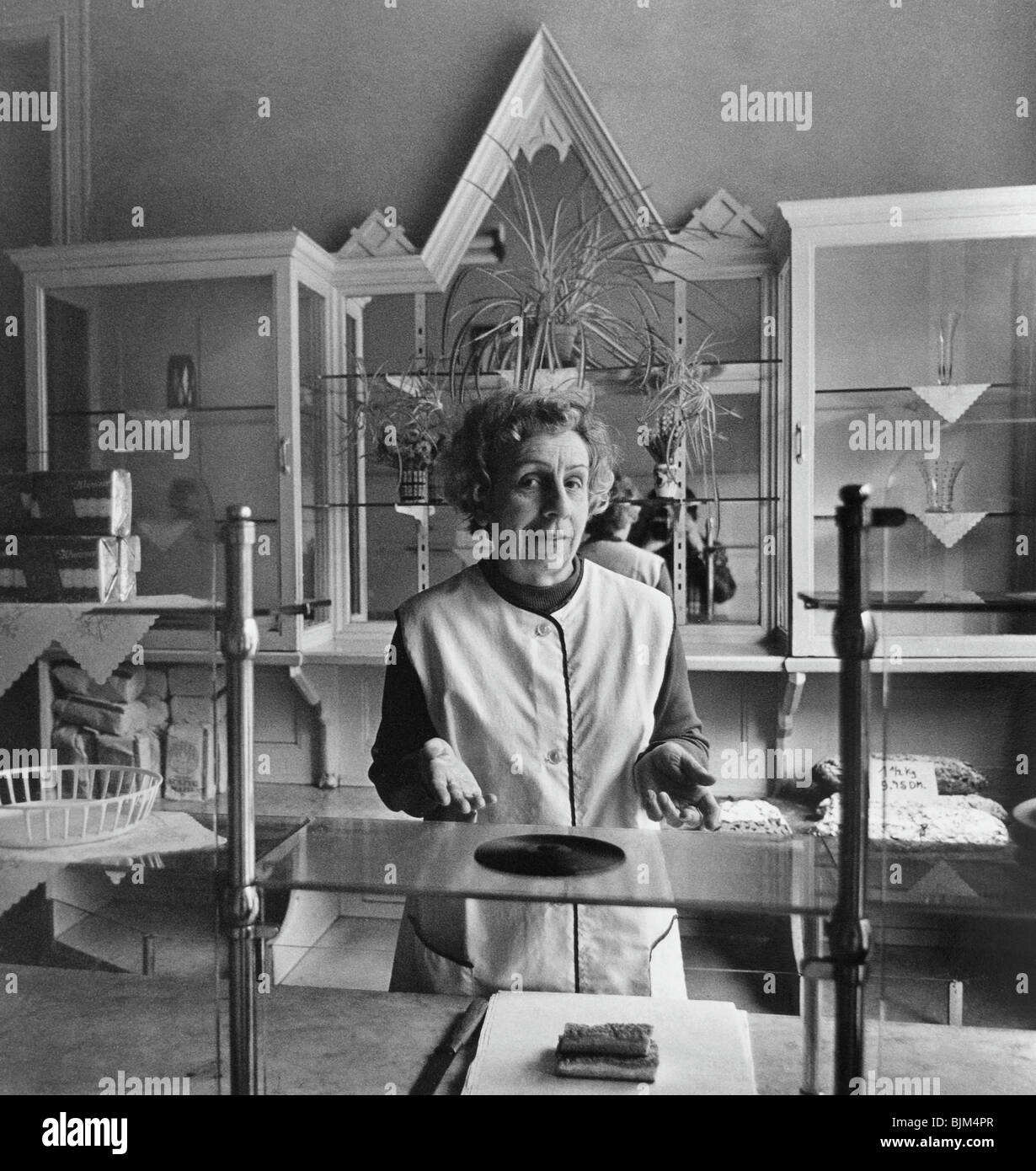 Un impiegato in una panetteria, Germania orientale, l'Europa, circa 1972 Foto Stock