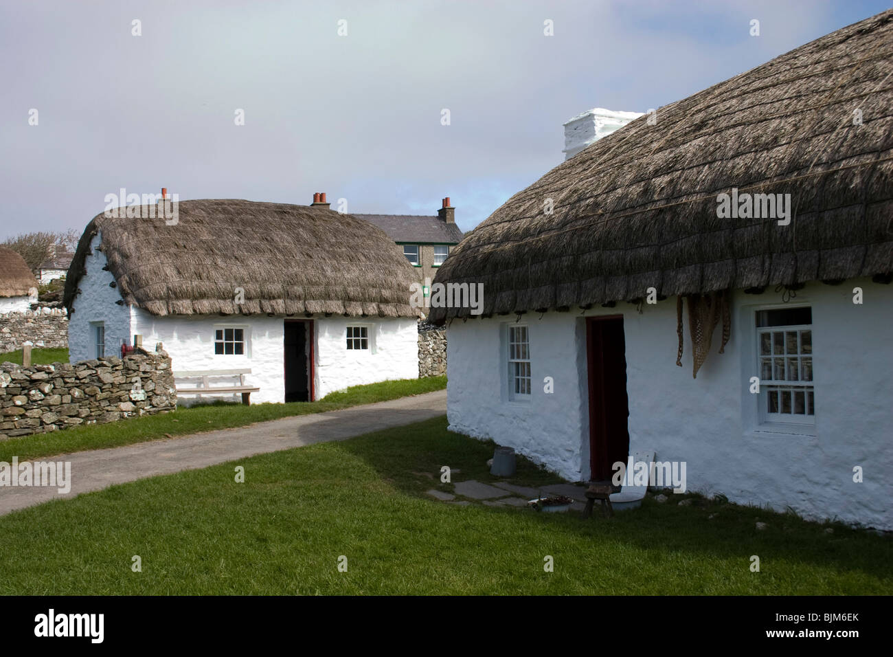 Tradizionale cregneash manx village cottage con tetto di paglia di Isola di Man attrazione uk gb Foto Stock