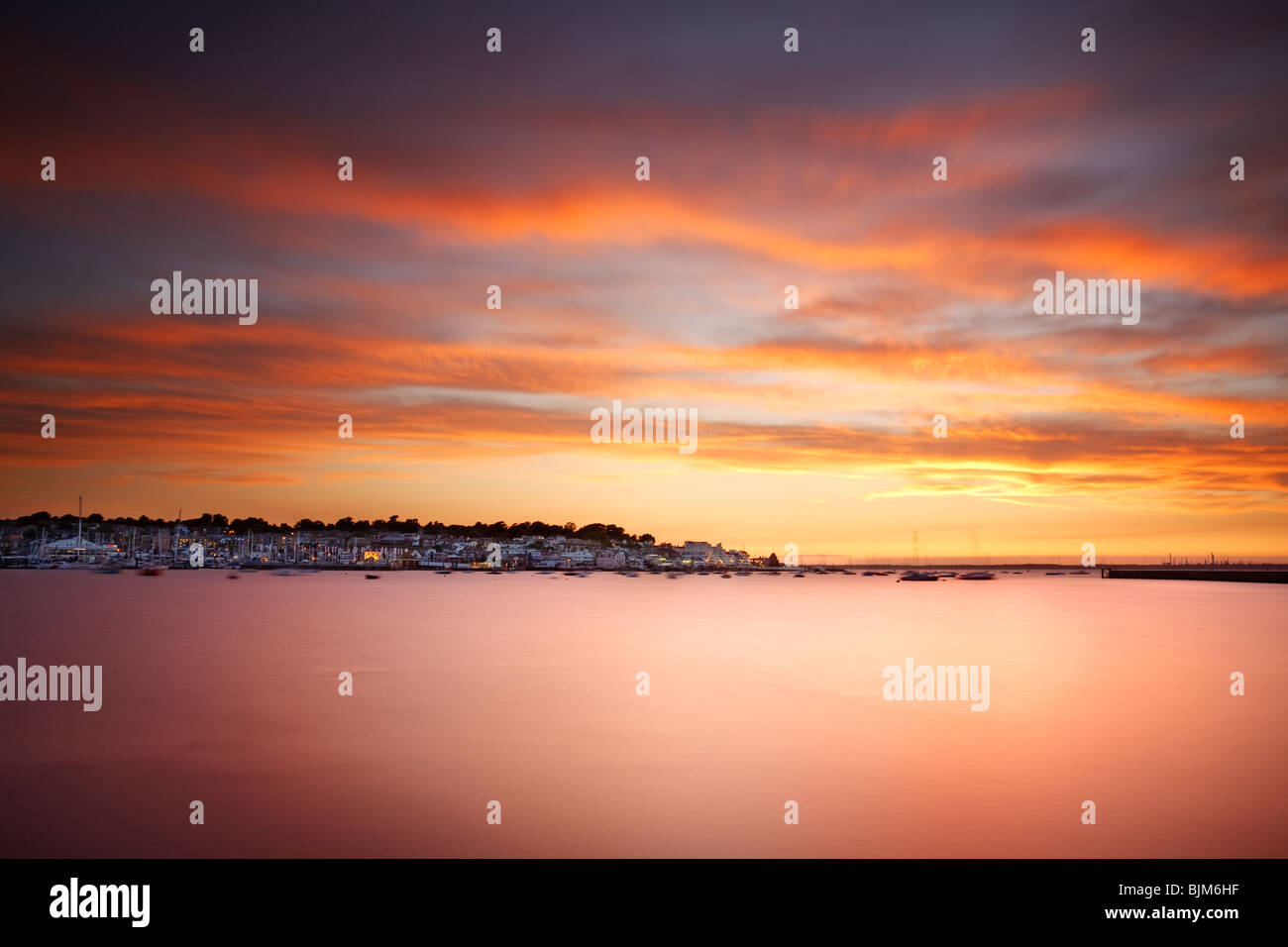 Tramonto sul Cowes. Isola di Wight, England, Regno Unito Foto Stock
