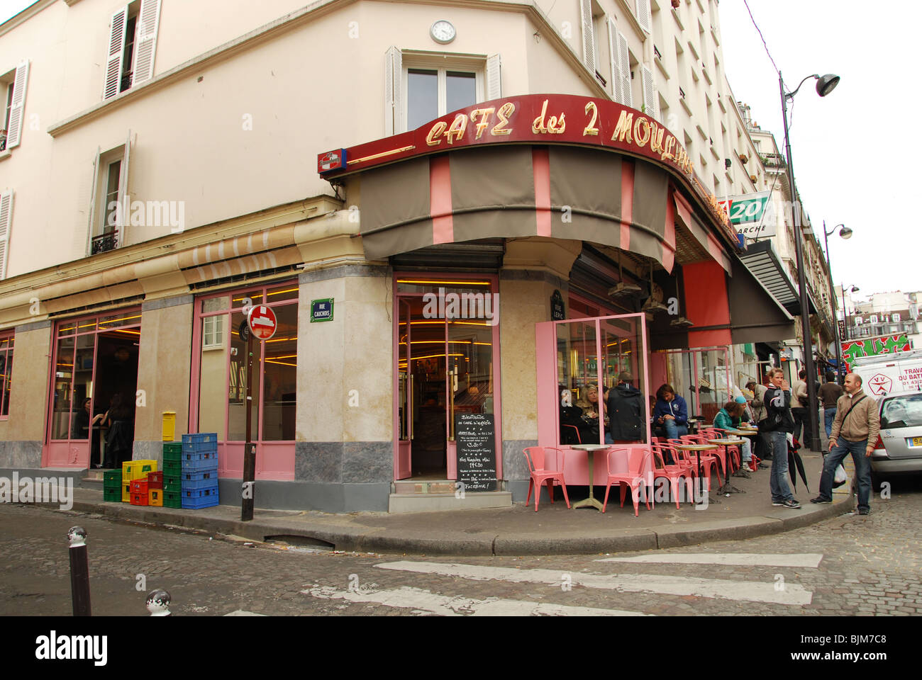 Ingresso del Cafè des 2 Moulins famoso per Amelie film Parigi Francia Foto Stock