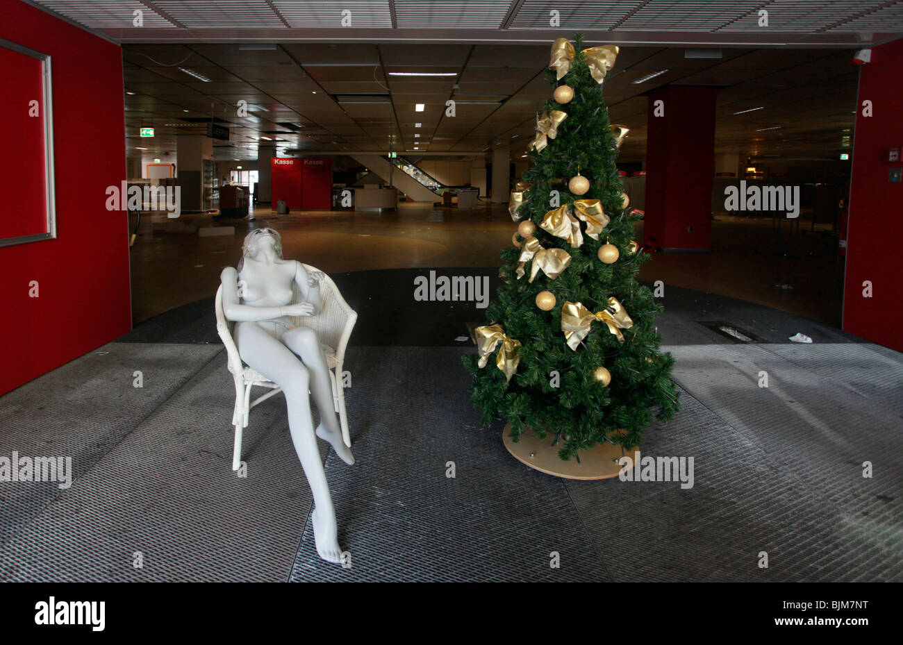 Bizzarre decorazioni di Natale in un reparto chiuso store durante la crisi economica Foto Stock