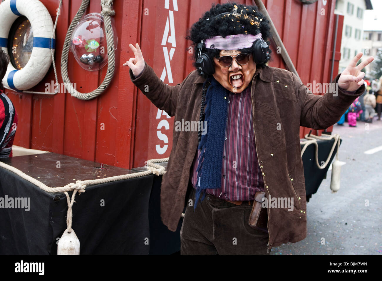 Kulturfasnaechtler Nexkraxas vestito come un pirata radio emittente durante la sfilata di carnevale in Littau, Lucerna Foto Stock