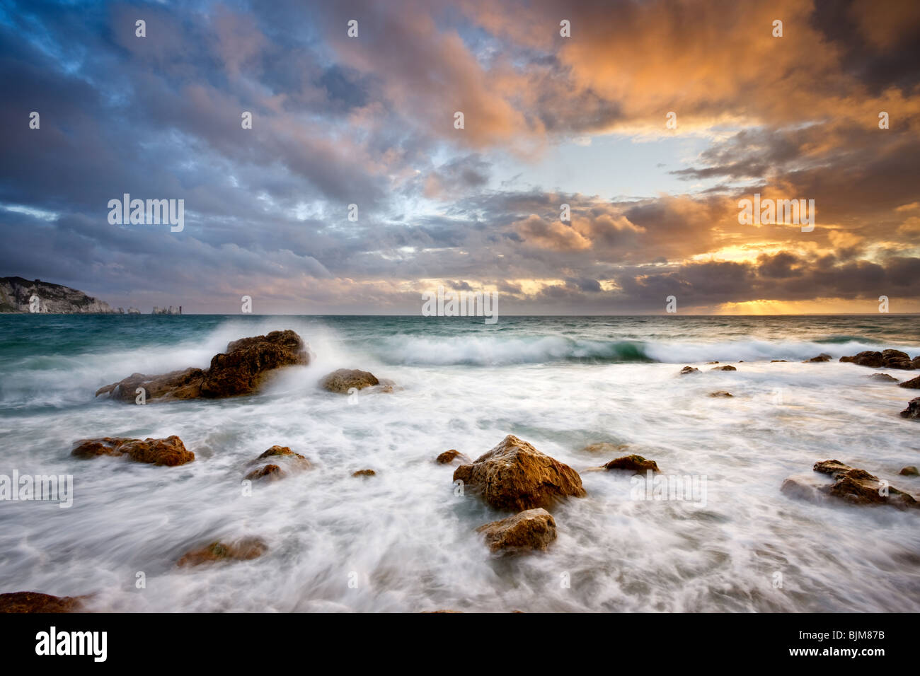 Le onde che si infrangono sulle rocce di allume Bay. Isola di Wight, England, Regno Unito Foto Stock