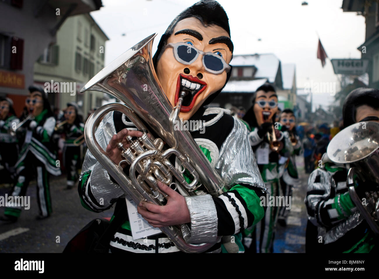 Guggenmusig Schaedubrommer gruppo vestito al tema della loro 30 anni di anniversario durante la sfilata di carnevale a Malters Foto Stock