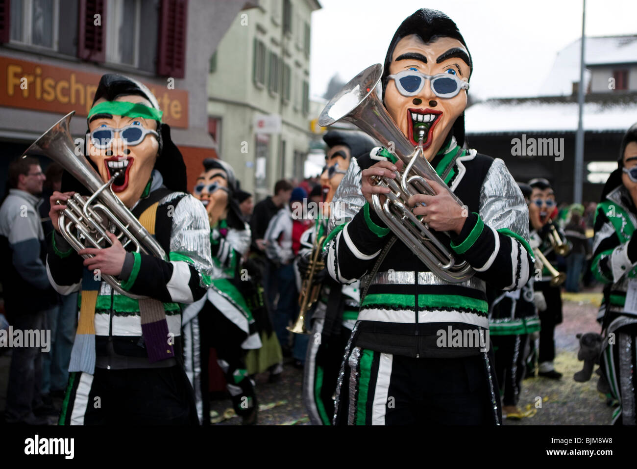 Guggenmusig Schaedubrommer gruppo vestito al tema della loro 30 anni di anniversario durante la sfilata di carnevale a Malters Foto Stock