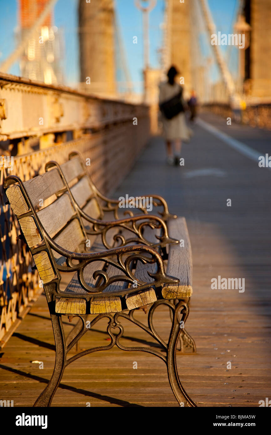 Una panchina nel parco lungo la mattina presto commutare attraverso il Ponte di Brooklyn, New York STATI UNITI D'AMERICA Foto Stock