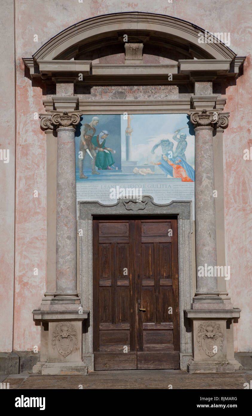 Il portale della chiesa parrocchiale di San Quirico e Giulitta (Quirico e Julietta) in Melide, Svizzera Foto Stock