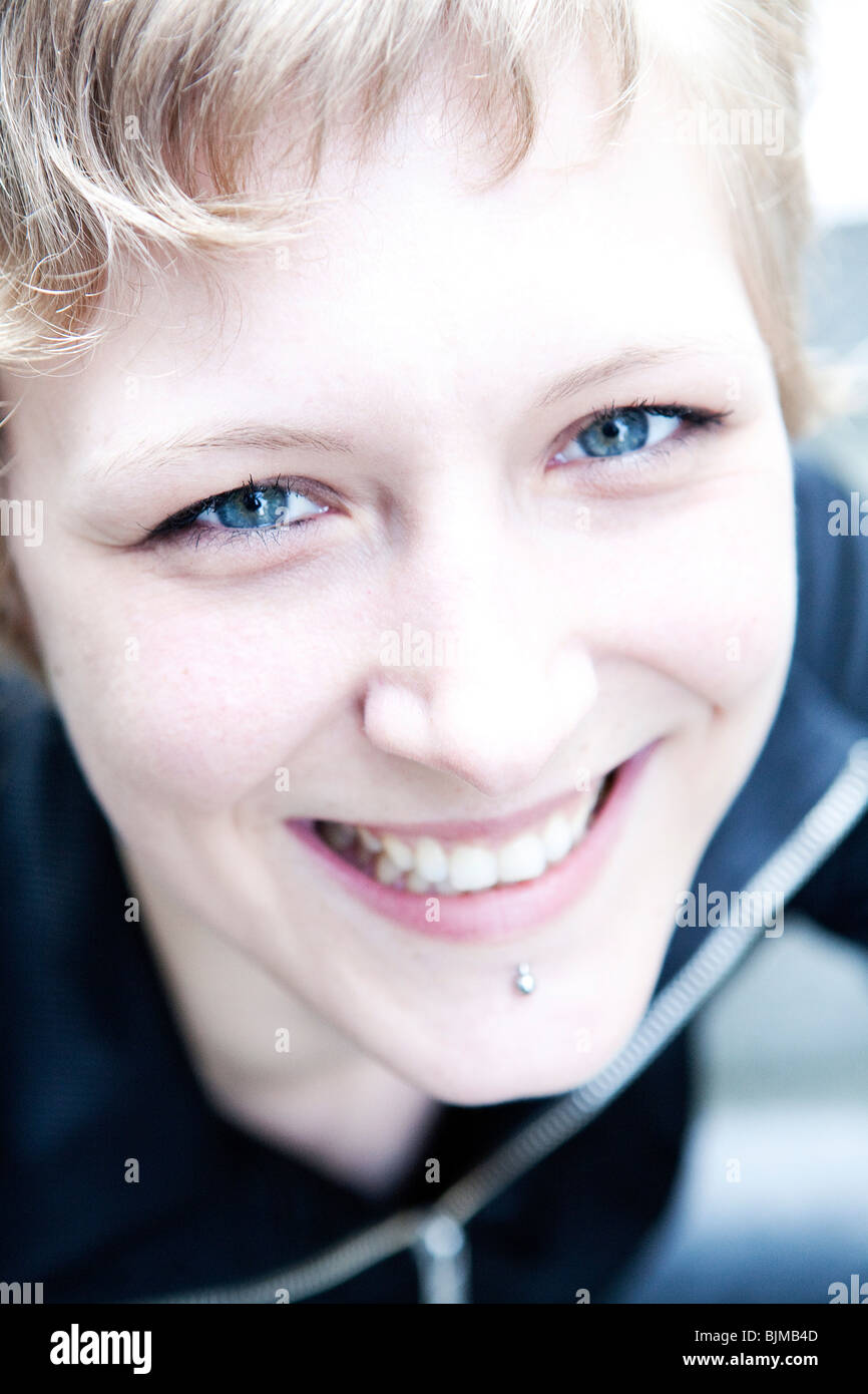 Giovane donna con un piercing, ritratto, sorridente Foto Stock