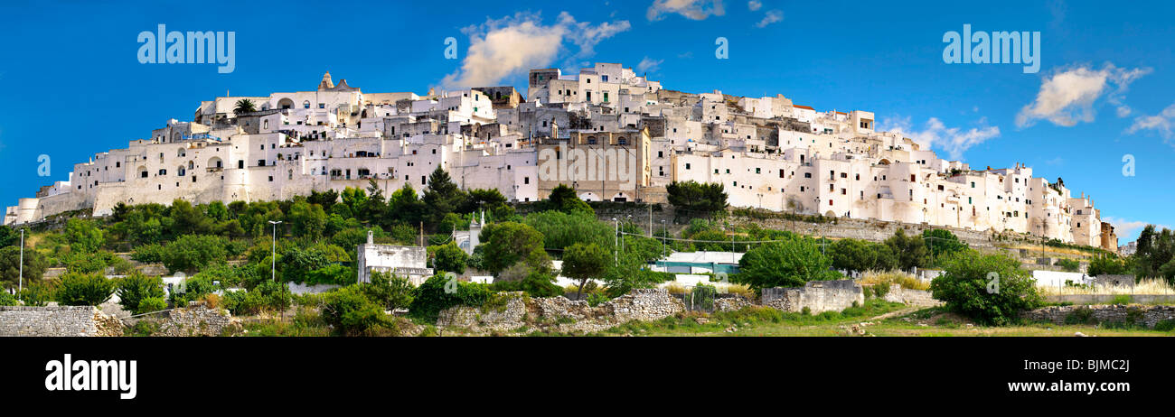 La città bianca di Ostuni, Puglia, Italia meridionale. Foto Stock