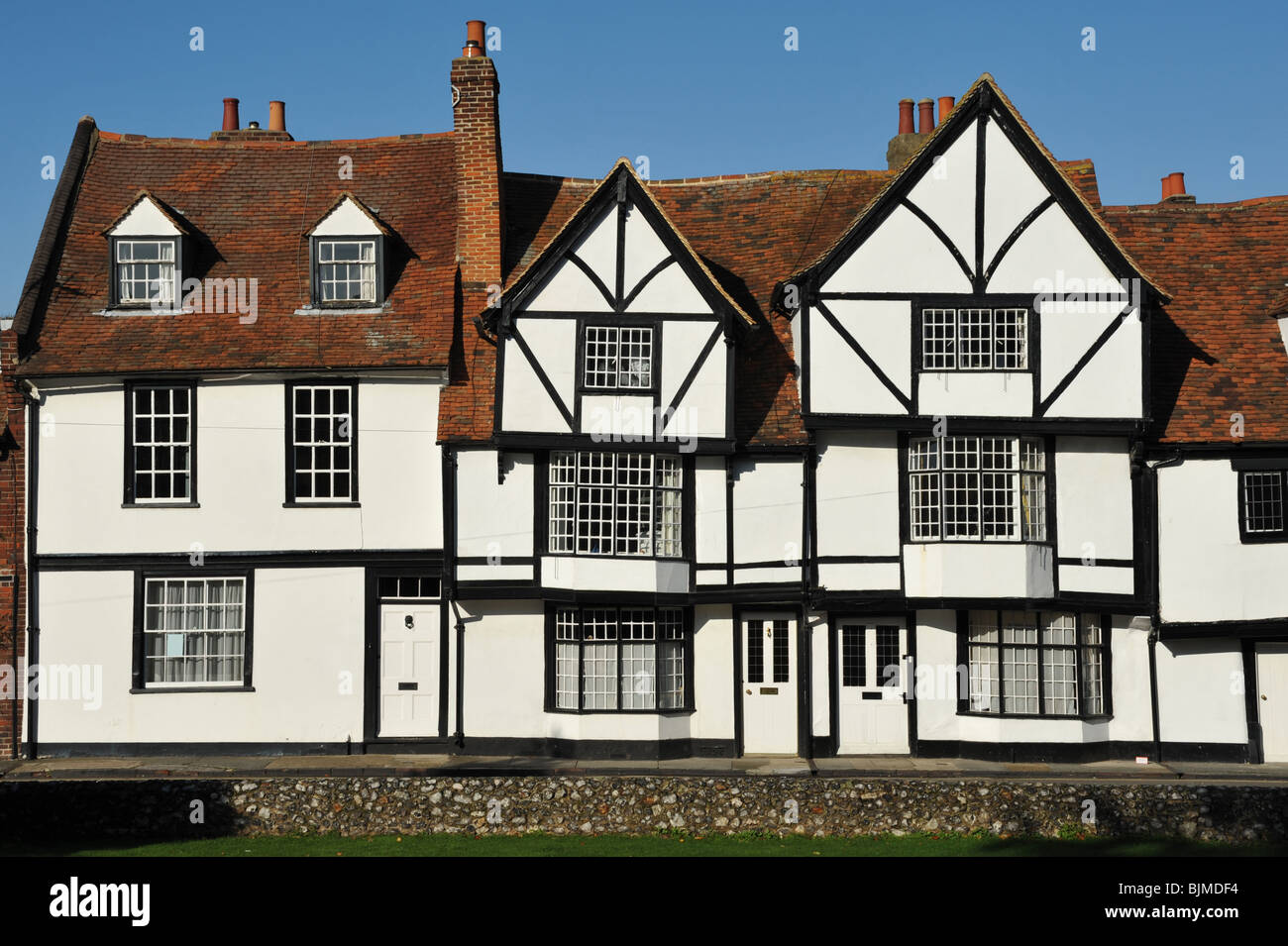 Una fila di terrazze coltivate a Tudor edifici in Canterbury Kent, Regno Unito Foto Stock