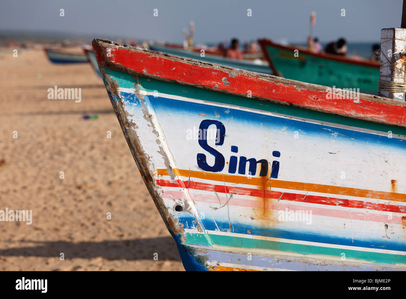 Colorate barche da pesca sulla spiaggia, Somatheram Beach, Malabarian Costa, il Malabar, Kerala, India, Asia Foto Stock