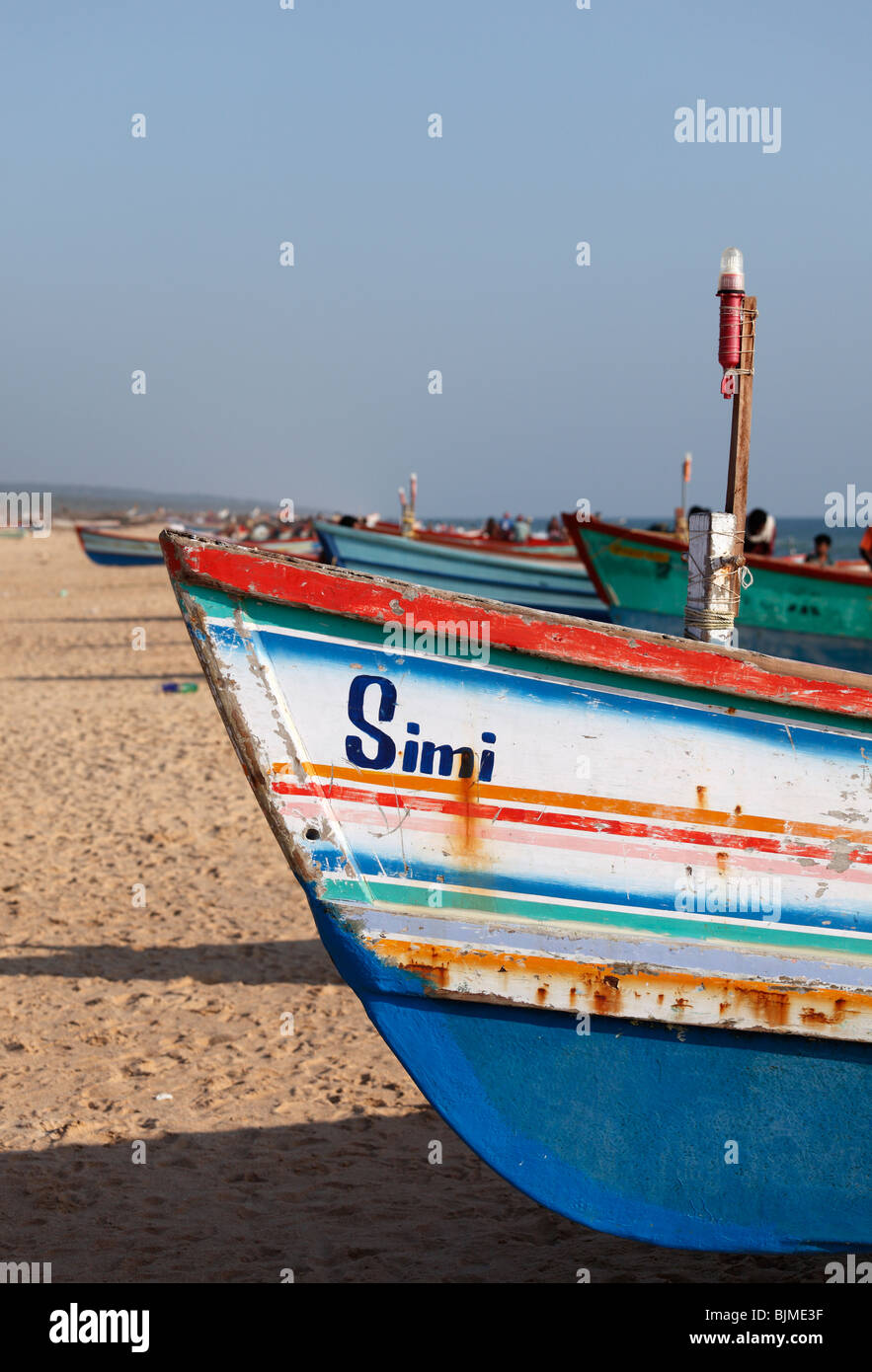 Colorate barche da pesca sulla spiaggia, Somatheram Beach, Malabarian Costa, il Malabar, Kerala, India, Asia Foto Stock