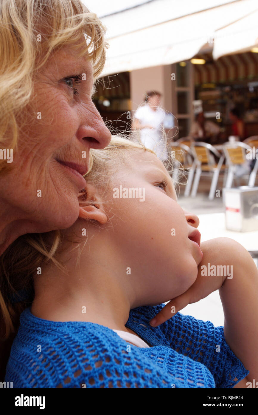 Donna anziana con il suo nipote Foto Stock