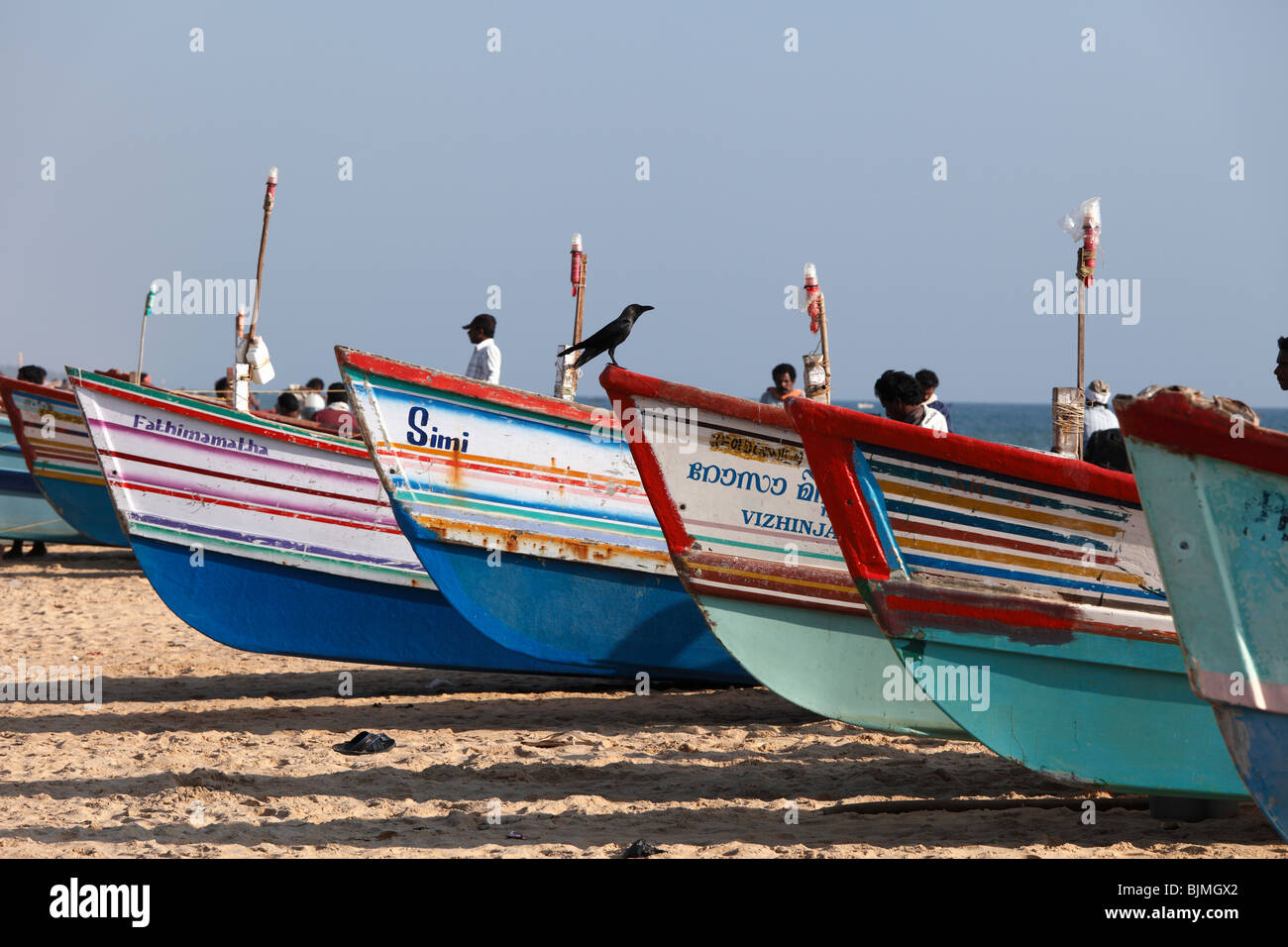 Coloratissime barche di pescatori sulla spiaggia, Somatheram Beach, Malabarian Costa, il Malabar, Kerala, India, Asia Foto Stock