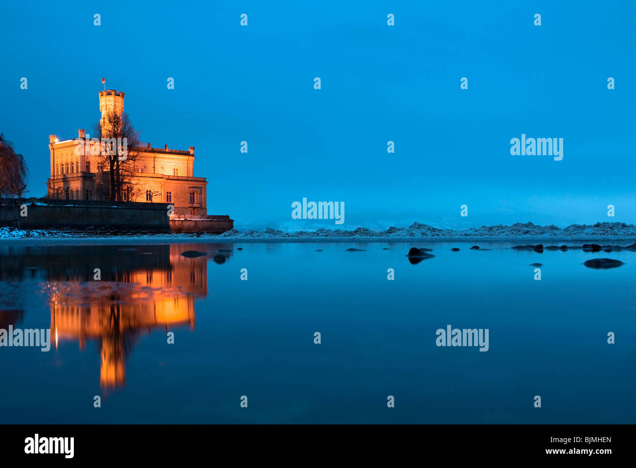 Il castello di Montfort sul Lago di Costanza vicino a Langenargen nella luce della sera, Baden-Wuerttemberg, Germania, Europa Foto Stock