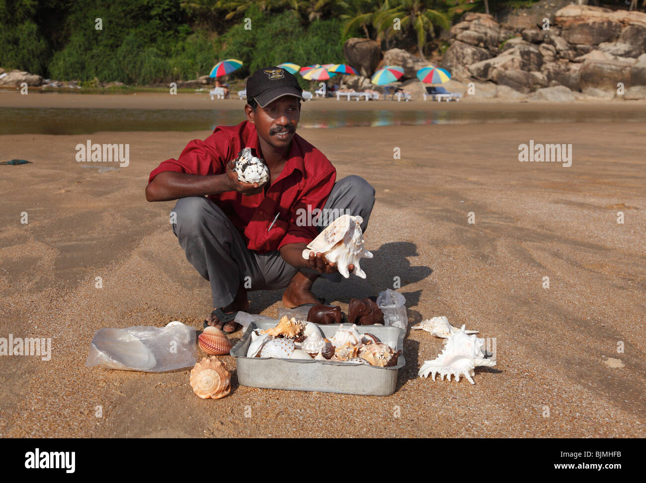 Conchiglia di mare venditore su una spiaggia a sud di Kovalam, Somatheram Beach, Malabarian Costa, il Malabar, Kerala, India, Asia Foto Stock
