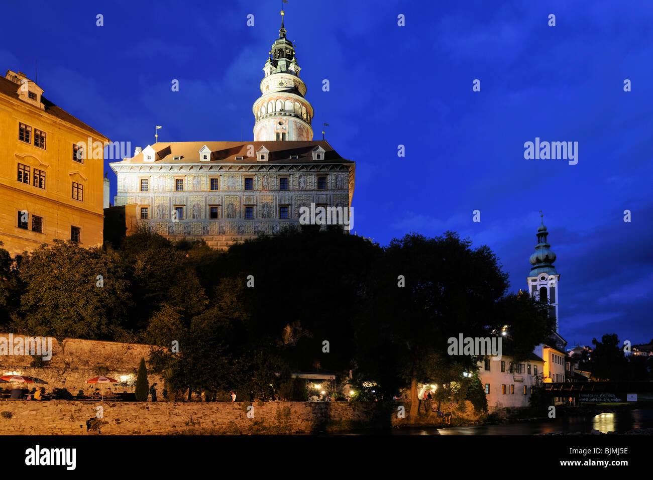 Castello di Cesky Krumlov con torre di sera al di sopra del centro storico, Patrimonio Mondiale dell Unesco, Cesky Krumlov, Re Ceco Foto Stock
