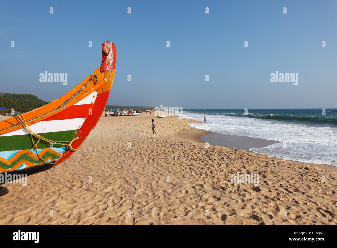 Spiaggia di sabbia con barche da pesca Somatheram Beach, Malabarian Costa, il Malabar, Kerala, India, Asia Foto Stock