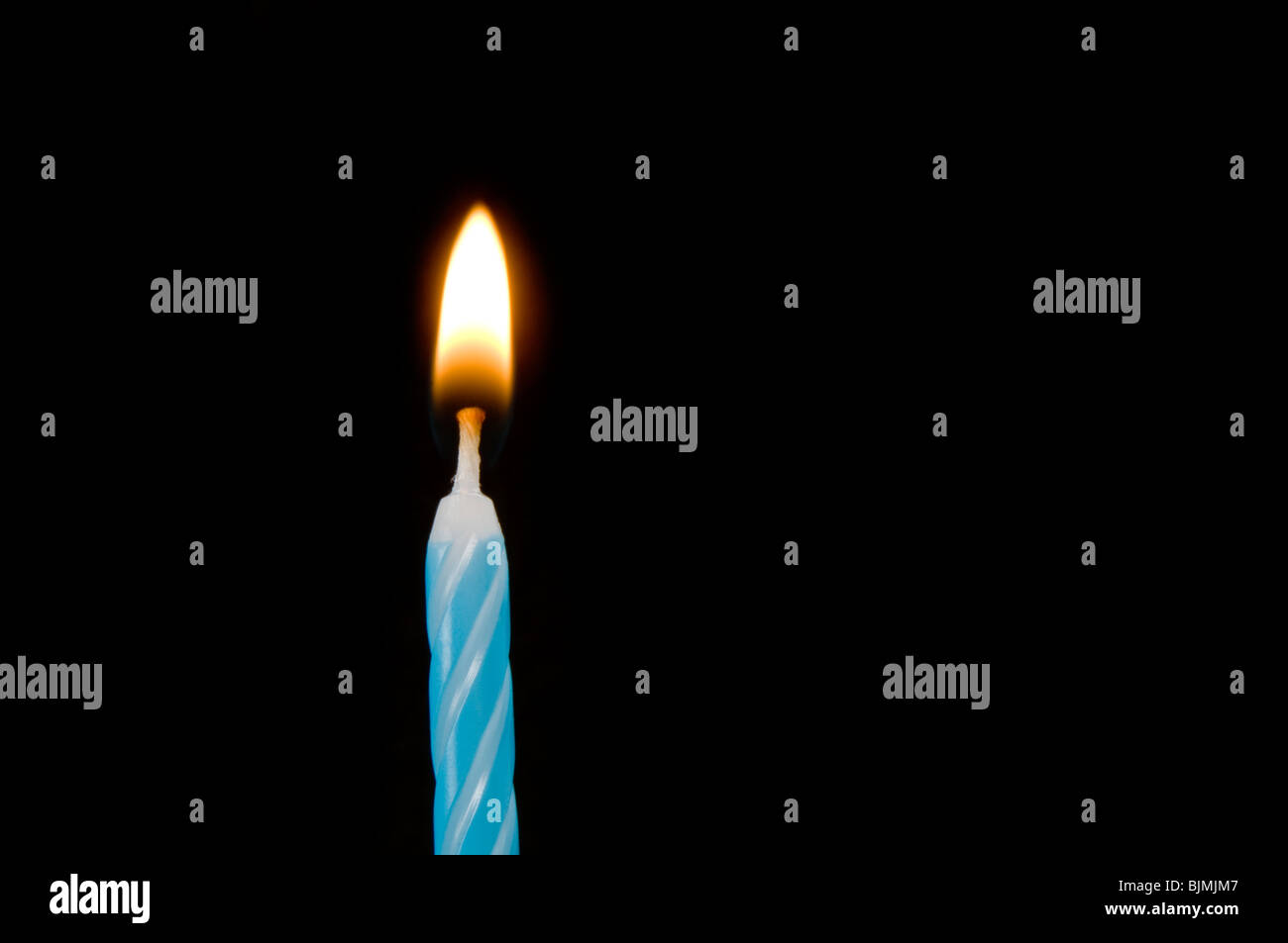 Compleanno di candele accese con una fiamma Foto Stock