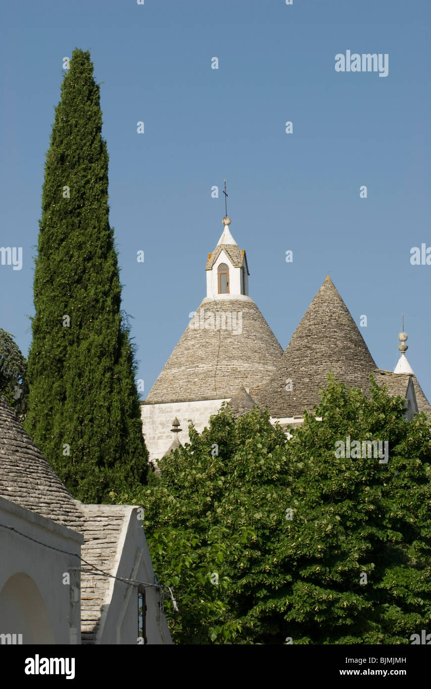 L'Italia, Puglia, Alberobello, patrimonio mondiale dell UNESCO, trulli chiesa Foto Stock