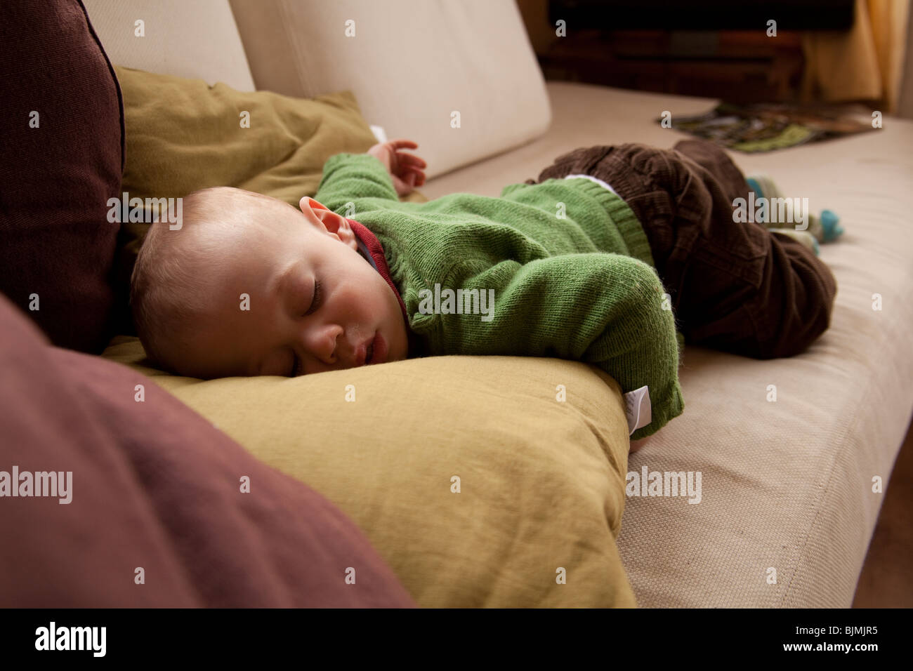 Baby boy (undici mesi )dormire su un divano Hampshire Inghilterra. Foto Stock