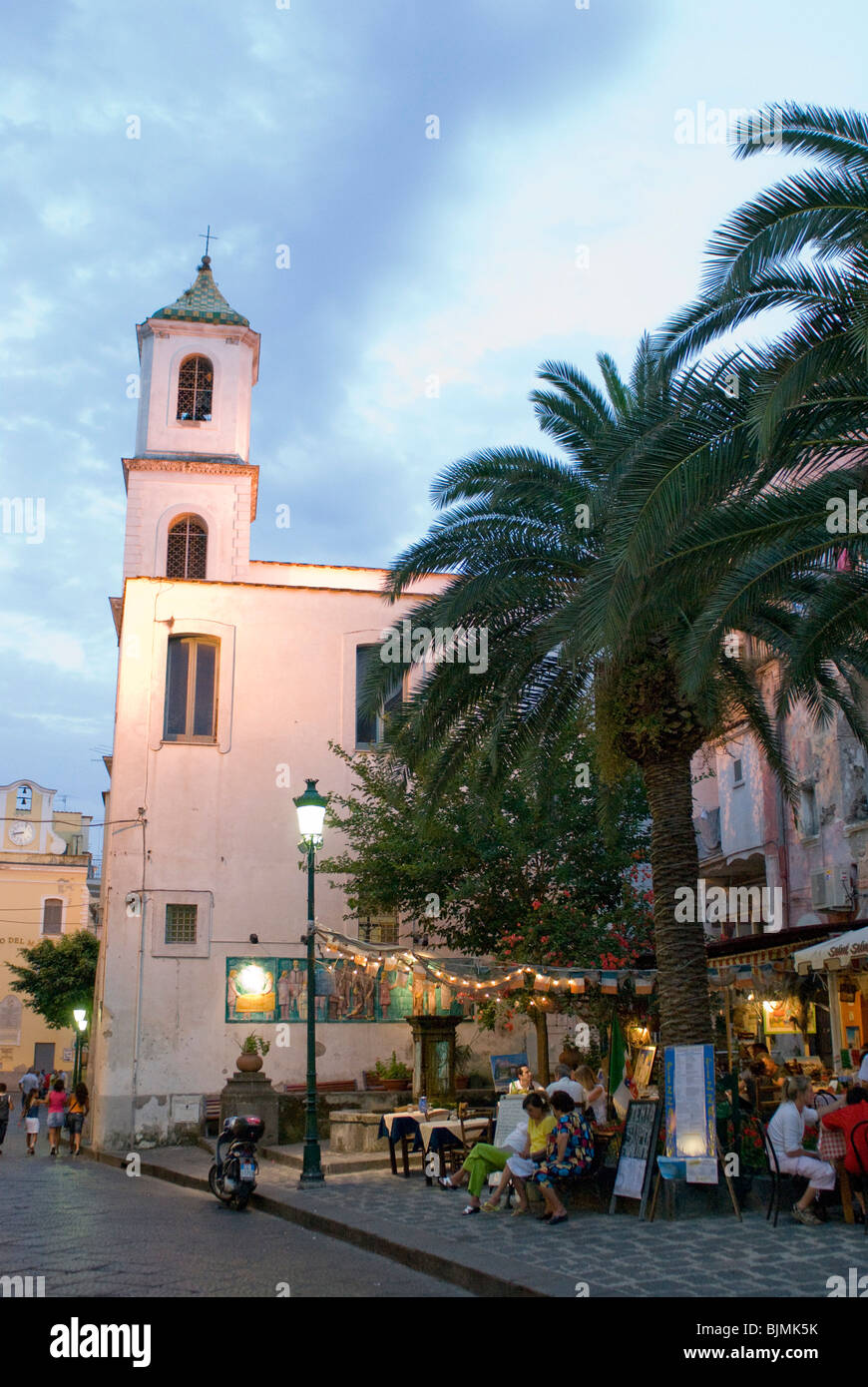 L'Italia, la Campania, il Golfo di Napoli, Ischia Ponte di notte Foto Stock