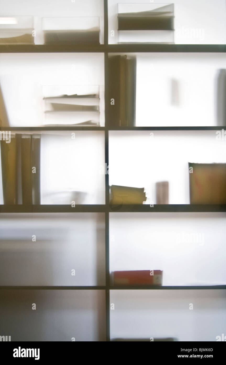 Ripiani con vassoi e le cartelle di file dietro una parete di vetro Foto Stock