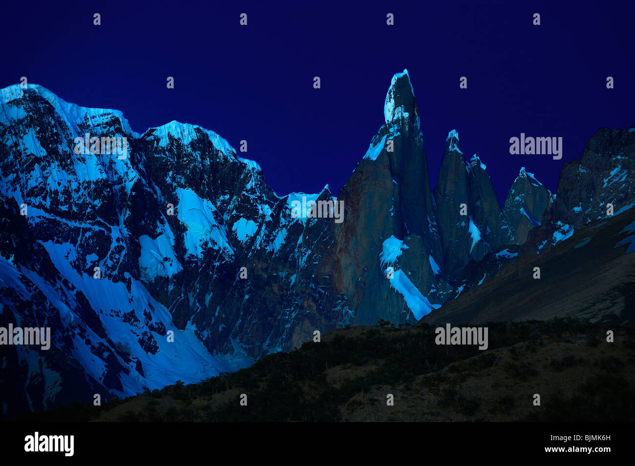 Mt. Cerro Torre al chiaro di luna, El Chalten, Ande, Patagonia, Argentina, Sud America Foto Stock