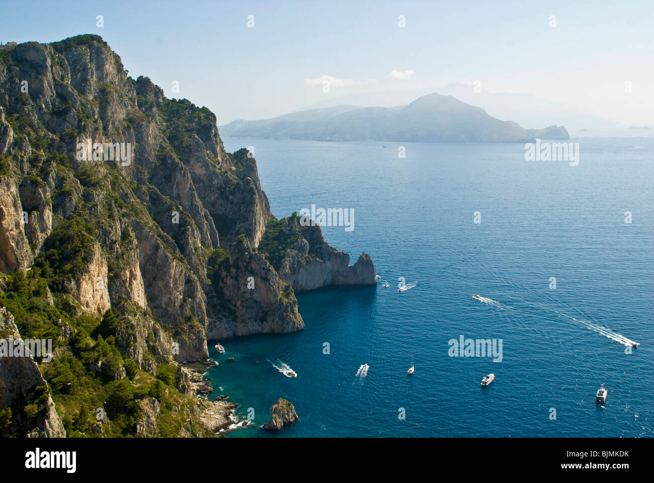 Italien, Kampanien, Insel Capri, Ostküste, Steilküste, Boote | Italia, Campania, Isola di Capri, costa orientale, ripida costa, barche Foto Stock