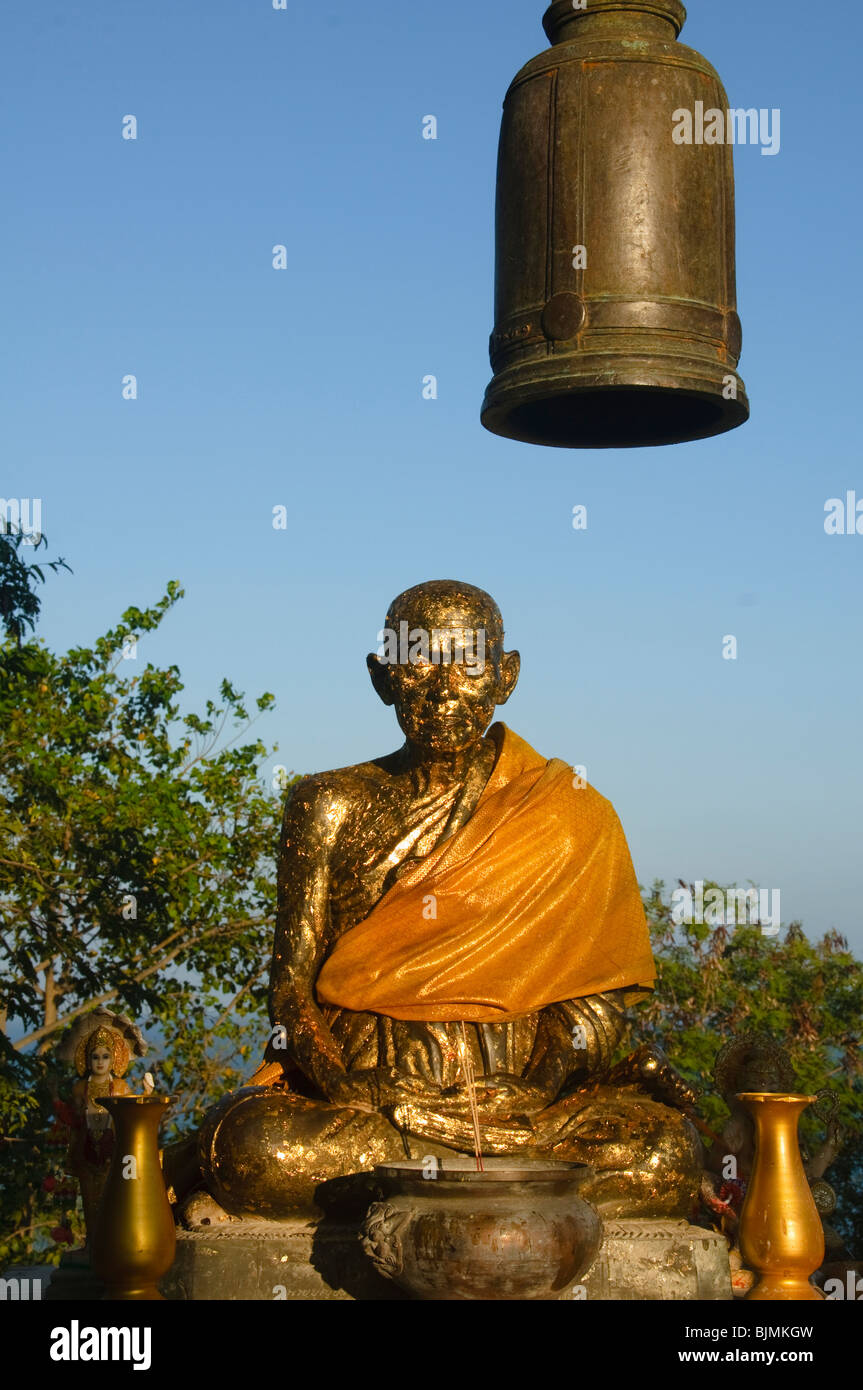 Statua d'oro al Golden Tempio del Buddha a divieto Krut Beach in Thailandia Foto Stock