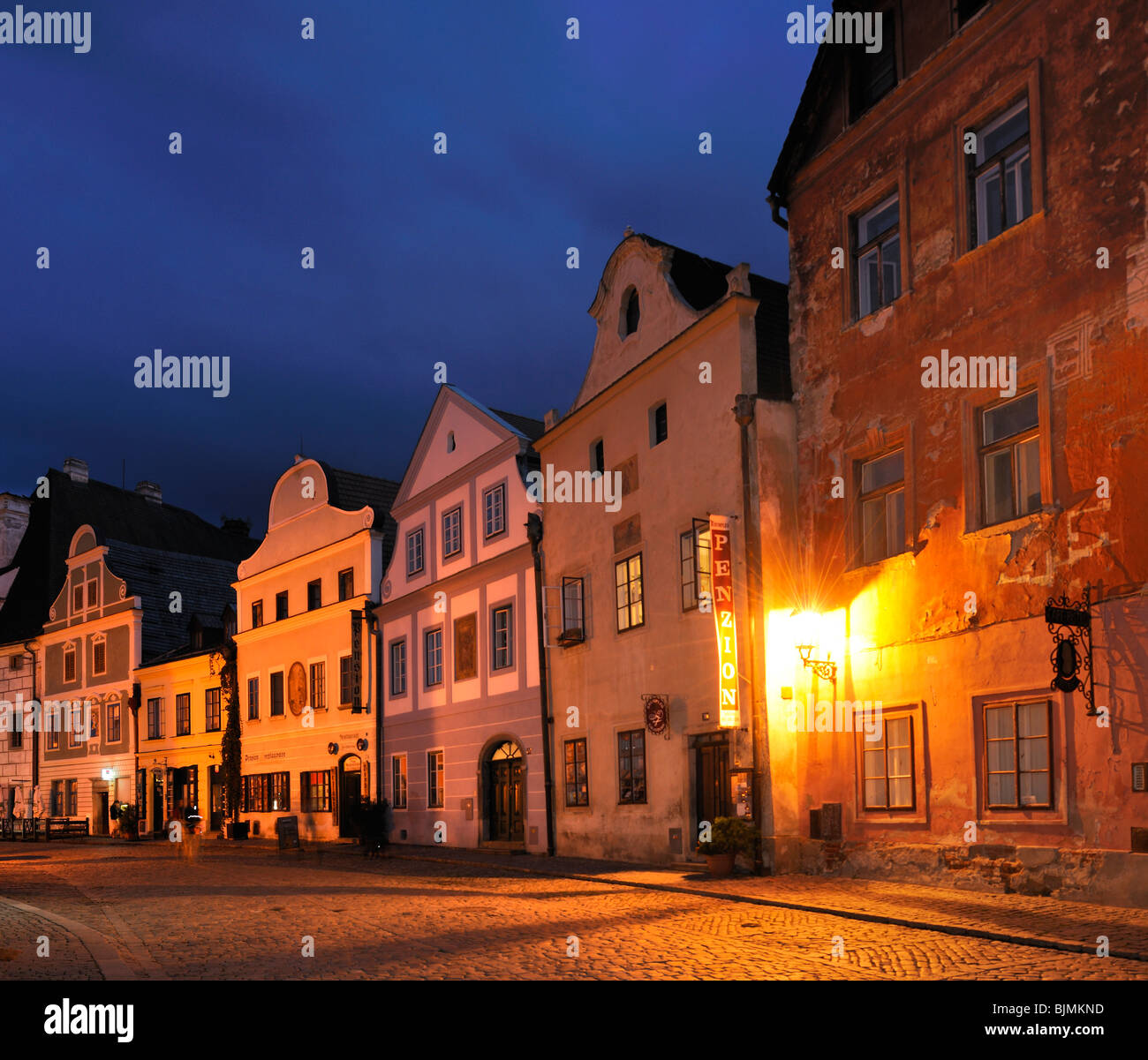 Il centro storico di sera, Sito Patrimonio Mondiale dell'UNESCO, Cesky Krumlov, Repubblica Ceca, Europa Foto Stock