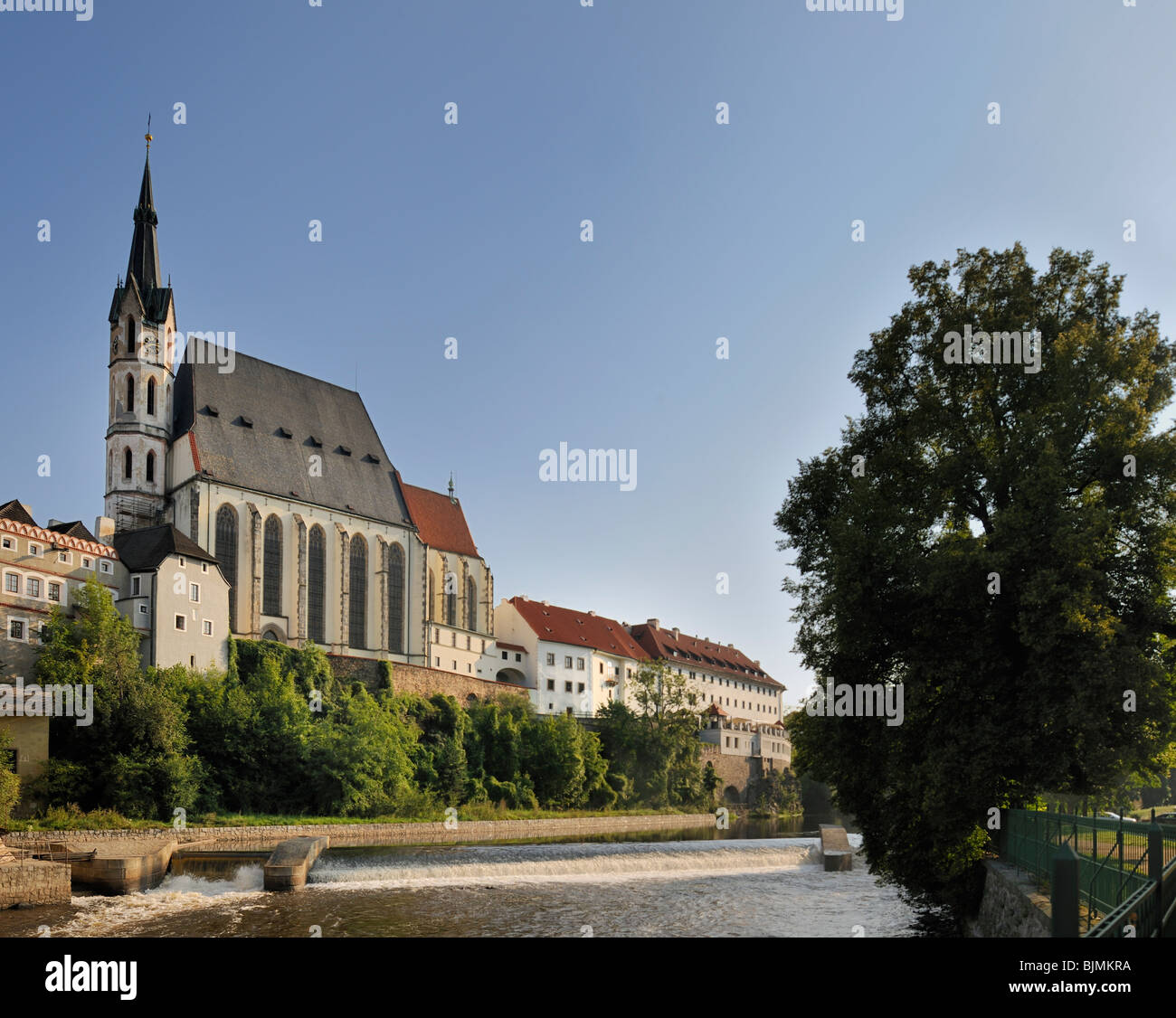 Chiesa di San Vito sopra il fiume Moldava, Cesky Krumlov, Repubblica Ceca, Europa Foto Stock
