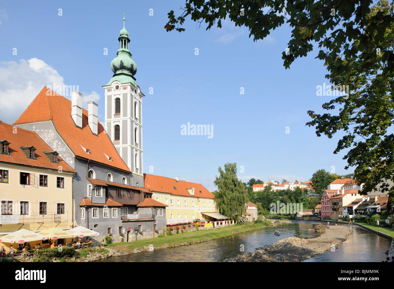 San Jodocus e il fiume Moldava, Cesky Krumlov, Repubblica Ceca, Europa Foto Stock